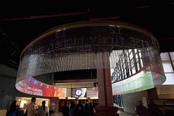 倫敦博物館這面LED顯示墻采用了透明?？寺」?，內裝有線性LED單元，保護顯示墻免受外界的影響